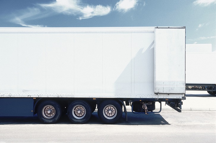 biała zabudowa kontenerowa ciężarówki